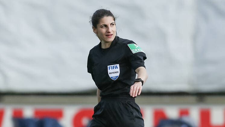 v li FIFA referee Dr Riem Hussein portrait, close-up, single photo, single image, giving instructions, gesturing, gesturing with arms, THE DFB DIRECTIVES PROHIBIT ANY USE OF PHOTOGRAPHS AS IMAGE SEQUENCES AN OR QUASI VIDEO , 14 03 2021, Bremen Germany , Football, Flyeralarm Frauen Bundesliga, SV Werder Bremen TSG 1899 Hoffenheim xobx