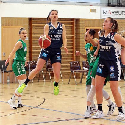 14 03 2021, xovx, Basketball Damen 1 Bundesliga, BC Pharmaserv Marburg XCYDE Angels Nördlingen v l Alexandra Wilke BC Pharmaserv Marburg , Magaly Meynadier XCYDE Angels Nördlingen , Rachel Arthur BC Pharmaserv Marburg , Victoria Rose Waldner XCYDE Angels Nördlingen Marburg Sporthalle Georg Gaßmann Stadion Hessen Germany DE