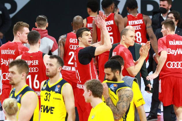 Cheers FCBB red and frustration Oldenburg yellow after the end of the game Players 11 Vladimir Lucic, 15 Robin Amaize, FCB and 12 Martin Breunig, 33 Philipp Schwethelm Basketball, 1 Bundesliga, BBL, FC Bayern München vs EWE Baskets Oldenburg at Audi Dome, 14 03 2021 PHOTO Mladen Lackovic LakoPress