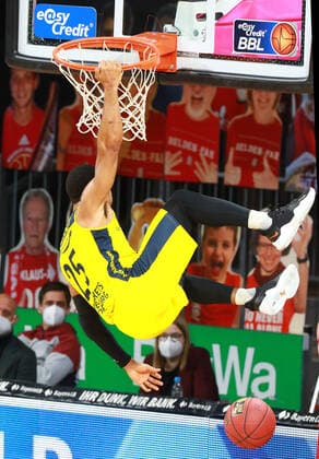 25 Phil Pressey Oldenburg scores via dunk, dunking basketball, 1 Bundesliga, BBL, FC Bayern Munich vs EWE Baskets Oldenburg at Audi Dome, 14 03 2021 PHOTO Mladen Lackovic LakoPress