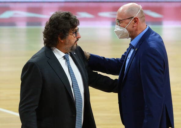 Coach Andrea Trinchieri FCBB li and colleague coach Mladen DrijenÄiÄ‡ Oldenburg say goodbye at the end of the game Basketball, 1 Bundesliga, BBL, FC Bayern München vs EWE Baskets Oldenburg at Audi Dome, 14 03 2021 PHOTO Mladen Lackovic LakoPress