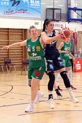 14 03 2021, xovx, Basketball Damen 1 Bundesliga, BC Pharmaserv Marburg XCYDE Angels Nördlingen v l Maria Angelina Sola BC Pharmaserv Marburg , Julia Köppl XCYDE Angels Nördlingen Marburg Sporthalle Georg Gaßmann Stadion Hessen Deutschland DE