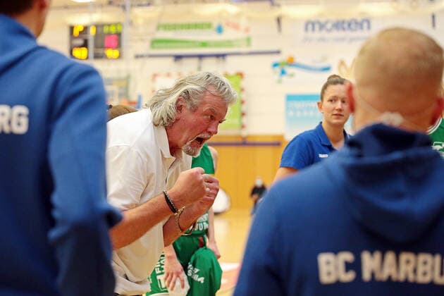 14 03 2021, xovx, Basketball Damen 1 Bundesliga, BC Pharmaserv Marburg XCYDE Angels Nördlingen Head Coach Christoph Wysocki BC Pharmaserv Marburg with instructions to his team Marburg Sporthalle Georg Gaßmann Stadion Hessen Germany DE