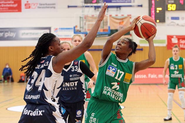 14 03 2021, xovx, Basketball Damen 1 Bundesliga, BC Pharmaserv Marburg XCYDE Angels Nördlingen v l Respect Leaphart XCYDE Angels Nördlingen , Anneke Schlüter XCYDE Angels Nördlingen , Tonisha Baker BC Pharmaserv Marburg Marburg Sporthalle Georg Gaßmann Stadion Hessen Deutschland DE
