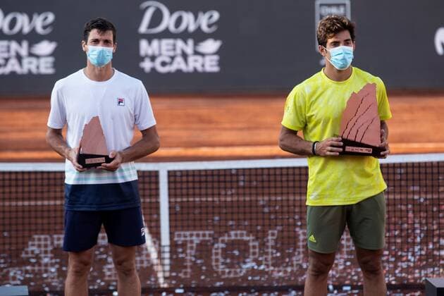 Chilean tennis player Cristian Garin (R) celebrates after being crowned champion of the ATP, Tennis Herren 250 Chile Open by beating the Argentine Facundo Bagnis (L) in the final played in Santiago, Chile, 14 March 2021. Final of ATP 250 Chile Open !ACHTUNG: NUR REDAKTIONELLE NUTZUNG!  Copyright: xAlbertoxValdesx AME2676 20210314-637513627170670121