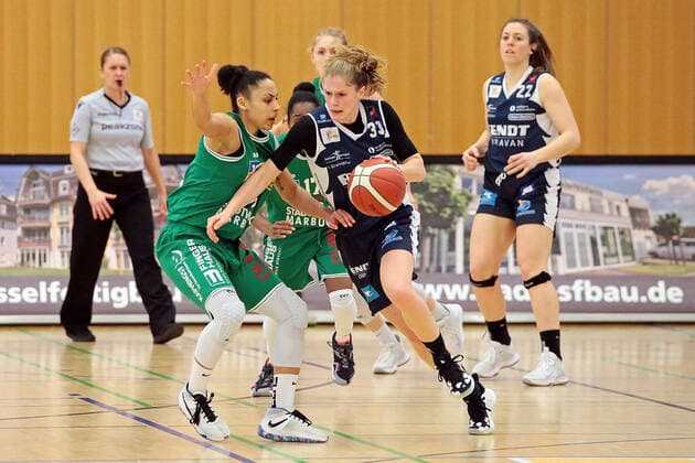 14 03 2021, xovx, Basketball Damen 1 Bundesliga, BC Pharmaserv Marburg XCYDE Angels Nördlingen v l Rachel Arthur BC Pharmaserv Marburg , Tonisha Baker BC Pharmaserv Marburg , Hanna Crymble BC Pharmaserv Marburg , Anneke Schlüter XCYDE Angels Nördlingen , Laura Geiselsöder XCYDE Angels Nördlingen Marburg Sporthalle Georg Gaßmann Stadion Hessen Germany DE