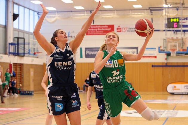 14 03 2021, xovx, Basketball Damen 1 Bundesliga, BC Pharmaserv Marburg XCYDE Angels Nördlingen v l Victoria Rose Waldner XCYDE Angels Nördlingen , Hanna Crymble BC Pharmaserv Marburg Marburg Sporthalle Georg Gaßmann Stadion Hessen Deutschland DE