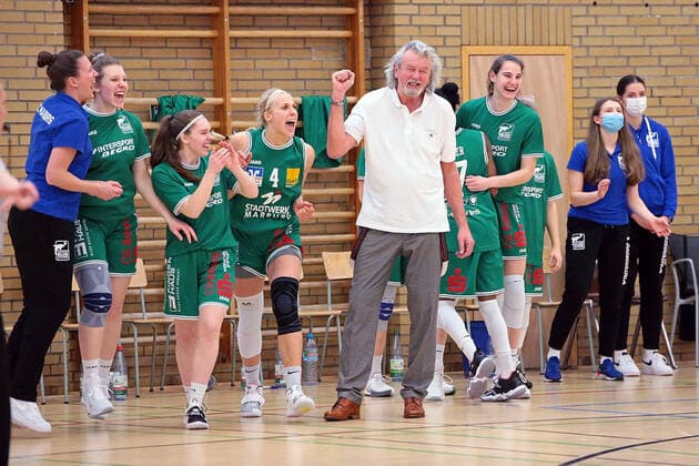 14 03 2021, xovx, Basketball Damen 1 Bundesliga, BC Pharmaserv Marburg XCYDE Angels Nördlingen Jubilation among the players of BC Marburg and Head Coach Christoph Wysocki BC Pharmaserv Marburg after the 68 60 victory against Nördlingen Marburg Sporthalle Georg Gaßmann Stadion Hessen Germany EN