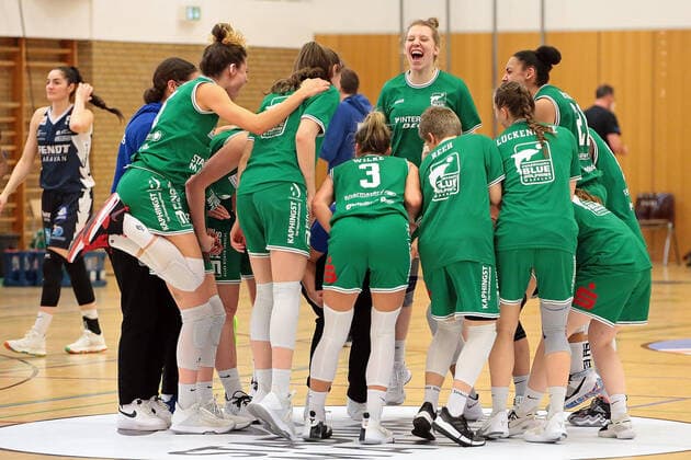 14 03 2021, xovx, Basketball Damen 1 Bundesliga, BC Pharmaserv Marburg XCYDE Angels Nördlingen Jubilation among the players of BC Marburg after the 68 60 victory against Nördlingen Marburg Sporthalle Georg Gaßmann Stadion Hessen Germany EN