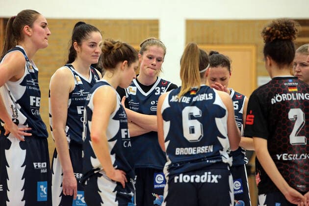 14 03 2021, xovx, Basketball Damen 1 Bundesliga, BC Pharmaserv Marburg XCYDE Angels Nördlingen Disappointed Nördlingen players after 60 68 defeat in Marburg Marburg Sporthalle Georg Gaßmann Stadion Hessen Germany EN