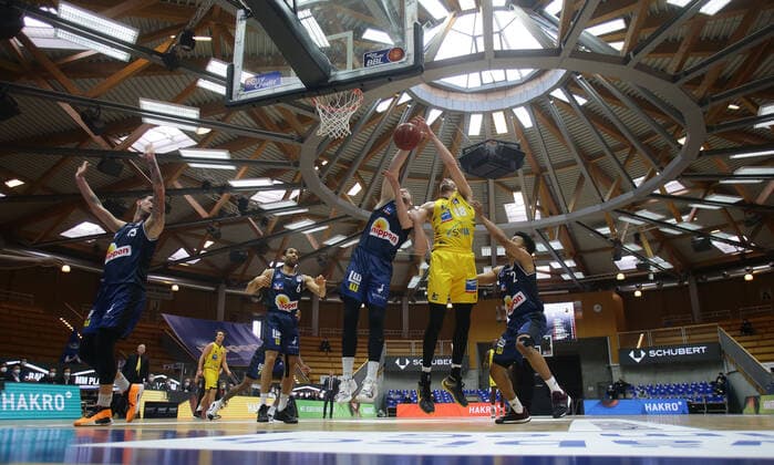 Ludwigsburg , Basketball easyCredit BBL Bundesliga , HAKRO Merlins Crailsheim vs MHP Riesen Ludwigsburg , from left Bogdan Radosavljevic Merlins Jonas Wohlfarth Bottermann Riesen , Overview Hohenlohe Arena