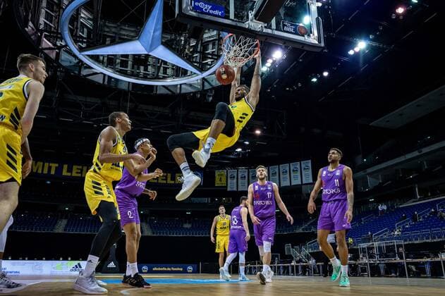 Basketball Berlin 14 03 2021 Season 2020 2021 1 Bundesliga easyCredit BBL Alba Berlin BG Göttingen Johannes Thiemann Alba Berlin, No 32 Mathis Mönninghoff Göttingen, No 17 Marvin Omuvwie Göttingen, No 11 Nelson Weidemann Göttingen, No 02 Louis Olinde Alba Berlin, No 19