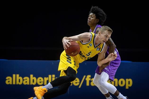 Basketball Berlin 14 03 2021 Season 2020 2021 1 Bundesliga easyCredit BBL Alba Berlin BG Göttingen Niels Giffey Alba Berlin, No 05 Deishuan Booker Göttingen, No 01