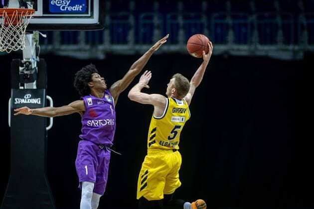 Basketball Berlin 14 03 2021 Season 2020 2021 1 Bundesliga easyCredit BBL Alba Berlin BG Göttingen Niels Giffey Alba Berlin, No 05 Deishuan Booker Göttingen, No 01