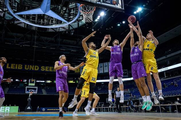 Basketball Berlin 14 03 2021 Season 2020 2021 1 Bundesliga easyCredit BBL Alba Berlin BG Göttingen Malte Delow Alba Berlin, No 06 Marvin Omuvwie Göttingen, No 11 Mathis Mönninghoff Göttingen, No 17 Johannes Thiemann Alba Berlin, No 32