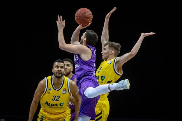 Basketball Berlin 14 03 2021 Season 2020 2021 1 Bundesliga easyCredit BBL Alba Berlin BG Göttingen Rihards Lomazs Göttingen, No 13 Malte Delow Alba Berlin, No 06