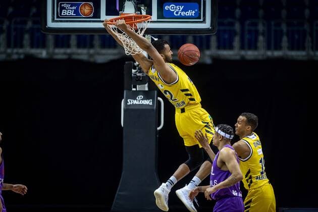 Basketball Berlin 14 03 2021 Season 2020 2021 1 Bundesliga easyCredit BBL Alba Berlin BG Göttingen Johannes Thiemann Alba Berlin, No 32 Nelson Weidemann Göttingen, No 02 Louis Olinde Alba Berlin, No 19