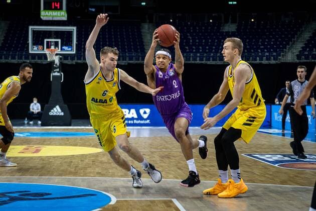 Basketball Berlin 14 03 2021 Season 2020 2021 1 Bundesliga easyCredit BBL Alba Berlin BG Göttingen Nelson Weidemann Göttingen, No 02 Malte Delow Alba Berlin, No 06 Niels Giffey Alba Berlin, No 05