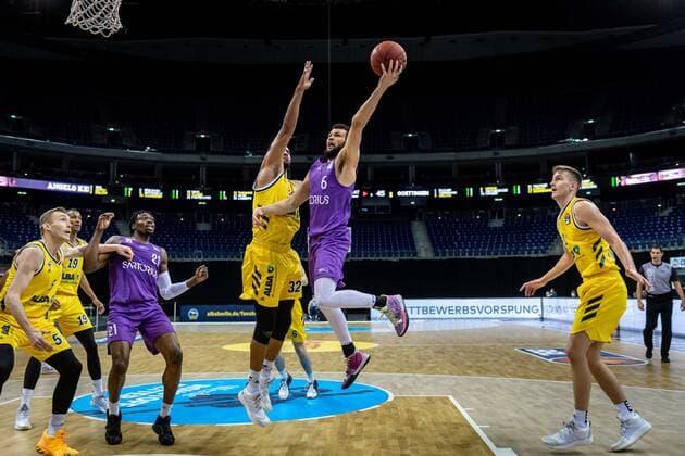 Basketball Berlin 14 03 2021 Season 2020 2021 1 Bundesliga easyCredit BBL Alba Berlin BG Göttingen Luke Nelson Göttingen, No 06 Johannes Thiemann Alba Berlin, No 32