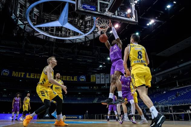 Basketball Berlin 14 03 2021 Season 2020 2021 1 Bundesliga easyCredit BBL Alba Berlin BG Göttingen Tai Odiase Göttingen, No 21 Marcus Eriksson Alba Berlin, No 08 Niels Giffey Alba Berlin, No 05
