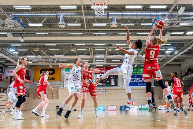 Deeshyra Thomas 03, GISA Lions SV Halle and Emma Eichmeyer Osnabrück GISA Lions SV Halle vs GiroLive Panthers Osnabrück Basketball 1 Bundesliga ERDGAS Sportarena Halle Saale 14 03 2021 Photo Holger John Sachsen Anhalt Germany ERDGAS Sportarena Halle Saale