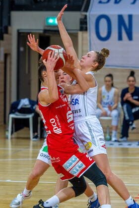 Darien Huff 02, GISA Lions SV Halle vs Kata Takacs Osnabrück Behind Barbora Kasparkowa 10, GISA Lions SV Halle GISA Lions SV Halle vs GiroLive Panthers Osnabrück Basketball 1 Bundesliga ERDGAS Sportarena Halle Saale 14 03 2021 Photo Holger John Sachsen Anhalt Germany ERDGAS Sportarena Halle Saale