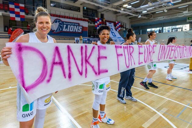In several languages, the GISA Lions thank their fans for their support The jubilation was great after staying in the league here Klaudia Grudzien 23, GISA Lions SV Halle and Deeshyra Thomas 03, GISA Lions SV Halle GISA Lions SV Halle vs GiroLive Panthers Osnabrück Basketball 1 Bundesliga ERDGAS Sportarena Halle Saale 14 03 2021 Photo Holger John Sachsen Anhalt Germany ERDGAS Sportarena Halle Saale