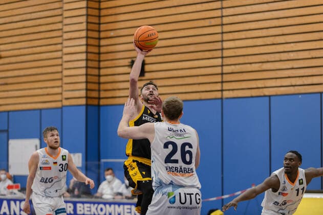 Besnik BEKTESHI 7 Tigers Tuebingen , Maximilian UGRAI 26 Eisbaeren Bremerhaven Eisbären Bremerhaven vs Tigers Tübingen, Basketball, 2 Bundesliga ProA, 15 03 2021, 12 Spieltag, Saison 2020 2021 Copyright xErikxHillmer EIBNERx EP ehr Eisbären Bremerhaven vs Tigers Tübingen, Basketball, 2 Bundesliga ProA, 15 03 2021, 12 Spieltag, Saison 2020 2021 Bremerhaven Copyright: xErikxHillmer EIBNERx EP_ehr