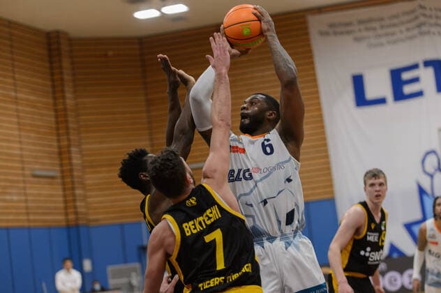 Roland NYAMA 24 Tigers Tuebingen , Besnik BEKTESHI 7 Tigers Tuebingen , Will DANIELS 6 Eisbaeren Bremerhaven Eisbären Bremerhaven vs Tigers Tübingen, Basketball, 2 Bundesliga ProA, 15 03 2021, 12 Spieltag, Saison 2020 2021 Copyright xErikxHillmer EIBNERx EP ehr Eisbären Bremerhaven vs Tigers Tübingen, Basketball, 2 Bundesliga ProA, 15 03 2021, 12 Spieltag, Saison 2020 2021 Bremerhaven Copyright: xErikxHillmer EIBNERx EP_ehr