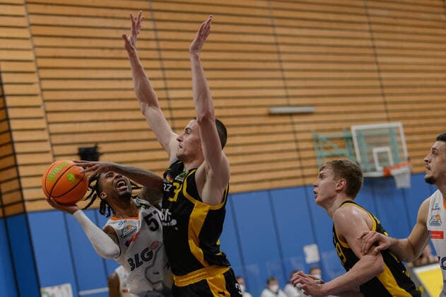 Trey DAVIS 57 Eisbaeren Bremerhaven , Daniel KEPPELER 31 Tigers Tuebingen Eisbären Bremerhaven vs Tigers Tübingen, Basketball, 2 Bundesliga ProA, 15 03 2021, 12 Spieltag, Saison 2020 2021 Copyright xErikxHillmer EIBNERx EP ehr Eisbären Bremerhaven vs Tigers Tübingen, Basketball, 2 Bundesliga ProA, 15 03 2021, 12 Spieltag, Saison 2020 2021 Bremerhaven Copyright: xErikxHillmer EIBNERx EP_ehr