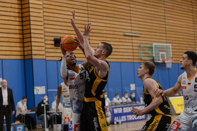 Trey DAVIS 57 Eisbaeren Bremerhaven , Daniel KEPPELER 31 Tigers Tuebingen Eisbären Bremerhaven vs Tigers Tübingen, Basketball, 2 Bundesliga ProA, 15 03 2021, 12 Spieltag, Saison 2020 2021 Copyright xErikxHillmer EIBNERx EP ehr Eisbären Bremerhaven vs Tigers Tübingen, Basketball, 2 Bundesliga ProA, 15 03 2021, 12 Spieltag, Saison 2020 2021 Bremerhaven Copyright: xErikxHillmer EIBNERx EP_ehr