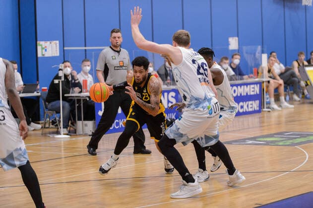 Troy SIMONS 23 Tigers Tuebingen , Maximilian UGRAI 26 Eisbaeren Bremerhaven , Rene Rene KINDZEKA 11 Eisbaeren Bremerhaven Eisbären Bremerhaven vs Tigers Tübingen, Basketball, 2 Bundesliga ProA, 15 03 2021, 12 Matchday, Season 2020 2021 Copyright xErikxHillmer EIBNERx EP ehr Eisbären Bremerhaven vs Tigers Tübingen, Basketball, 2 Bundesliga ProA, 15 03 2021, 12 Matchday, Season 2020 2021 Bremerhaven. Copyright: xErikxHillmer EIBNERx EP_ehr