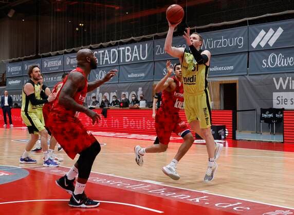 15 03 2021, Basketball, BBL 2020 2021, 23 matchday, s Oliver Wuerzburg medi bayreuth, GER, Wuerzburg, s Oliver Arena, picture f li Murphy Holloway s Oliver Wuerzburg and Osvaldas Olisevicius medi bayreuth. Copyright: HMBxMedia xHeikoxBecker