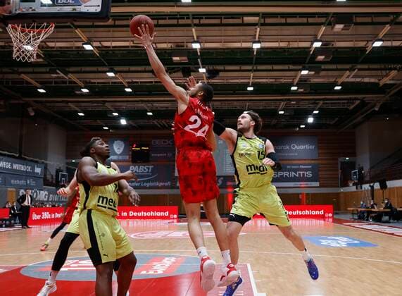 15 03 2021, Basketball, BBL 2020 2021, 23 matchday, s Oliver Wuerzburg medi bayreuth, GER, Wuerzburg, s Oliver Arena, picture from left Frank Bartley medi bayreuth , Cameron Hunt s Oliver Wuerzburg und Matthew Tiby medi bayreuth Copyright: HMBxMedia xHeikoxBecker