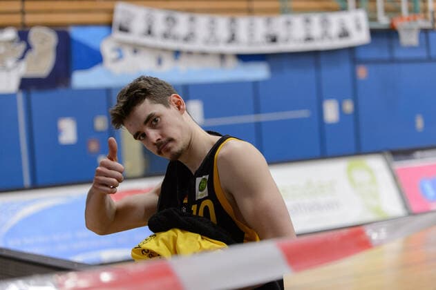 Thumbs up despite disappointment after losing Gianni OTTO 10 Tigers Tuebingen Eisbären Bremerhaven vs Tigers Tübingen, Basketball, 2 Bundesliga ProA, 15 03 2021, 12 Spieltag, Saison 2020 2021 Copyright xErikxHillmer EIBNERx EP ehr Eisbären Bremerhaven vs Tigers Tübingen, Basketball, 2 Bundesliga ProA, 15 03 2021, 12 Spieltag, Saison 2020 2021 Bremerhaven Copyright: xErikxHillmer EIBNERx EP_ehr