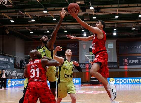 15 03 2021, Basketball, BBL 2020 2021, 23 matchday, s Oliver Wuerzburg medi bayreuth, GER, Wuerzburg, s Oliver Arena, picture from left Murphy Holloway s Oliver Wuerzburg , Dererk Pardon medi bayreuth , Osvaldas Olisevicius medi bayreuth and Tyson Ward s Oliver Wuerzburg Copyright: HMBxMedia xHeikoxBecker