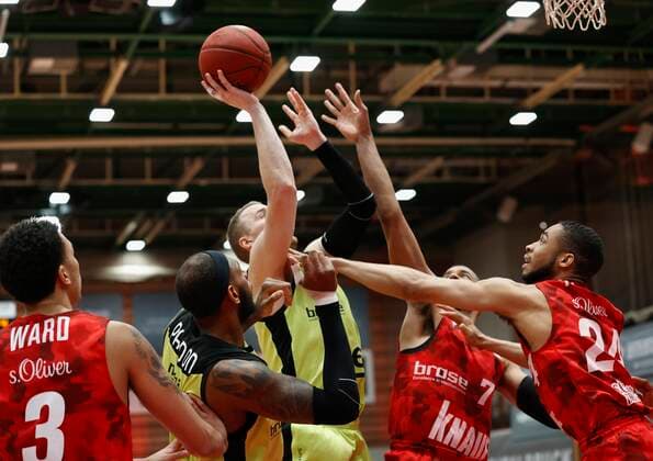 15 03 2021, Basketball, BBL 2020 2021, 23 matchday, s Oliver Wuerzburg medi bayreuth, GER, Wuerzburg, s Oliver Arena, picture v li Tyson Ward s Oliver Wuerzburg , Dererk Pardon medi bayreuth , Osvaldas Olisevicius medi bayreuth , Alex King s Oliver Wuerzburg and Cameron Hunt s Oliver Wuerzburg. Copyright: HMBxMedia xHeikoxBecker