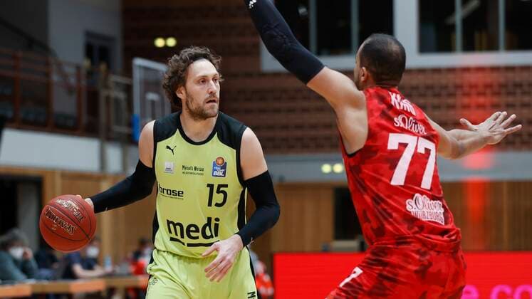 15 03 2021, Basketball, BBL 2020 2021, 23 matchday, s Oliver Wuerzburg medi bayreuth, GER, Wuerzburg, s Oliver Arena, picture from left Matthew Tiby medi bayreuth and Alex King s Oliver Wuerzburg Copyright: HMBxMedia xHeikoxBecker