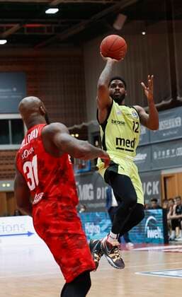 15 03 2021, Basketball, BBL 2020 2021, 23 matchday, s Oliver Wuerzburg medi bayreuth, GER, Wuerzburg, s Oliver Arena, picture from left Murphy Holloway s Oliver Wuerzburg and Jones Lazeric medi bayreuth Copyright: HMBxMedia xHeikoxBecker