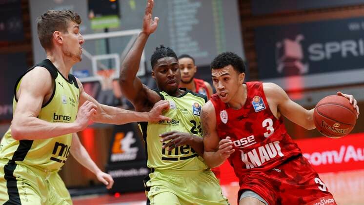 15 03 2021, Basketball, BBL 2020 2021, 23 matchday, s Oliver Wuerzburg medi bayreuth, GER, Wuerzburg, s Oliver Arena, picture from left Andreas Seiferth medi bayreuth , Frank Bartley medi bayreuth and Tyson Ward s Oliver Wuerzburg Copyright: HMBxMedia xHeikoxBecker