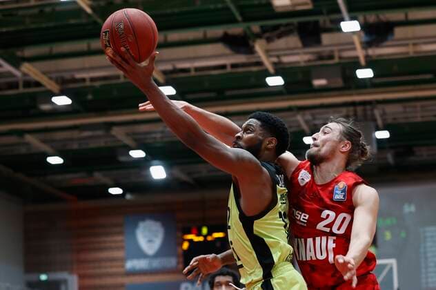 15 03 2021, Basketball, BBL 2020 2021, 23 matchday, s Oliver Wuerzburg medi bayreuth, GER, Wuerzburg, s Oliver Arena, picture from left Jones Lazeric medi bayreuth and Julian Albus s Oliver Wuerzburg Copyright: HMBxMedia xHeikoxBecker