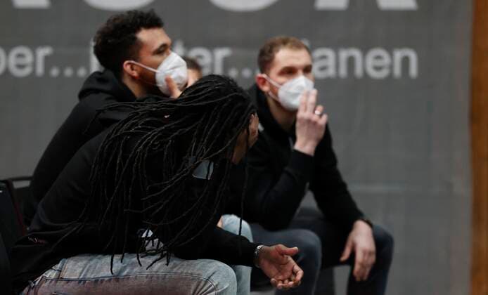 15 03 2021, Basketball, BBL 2020 2021, 23 matchday, s Oliver Wuerzburg medi bayreuth, GER, Wuerzburg, s Oliver Arena, picture decompression at the injured players, from left Felix Hoffmann s Oliver Wuerzburg , Brekkott Chapman s Oliver Wuerzburg und Robert Lowery s Oliver Wuerzburg Copyright: HMBxMedia xHeikoxBecker