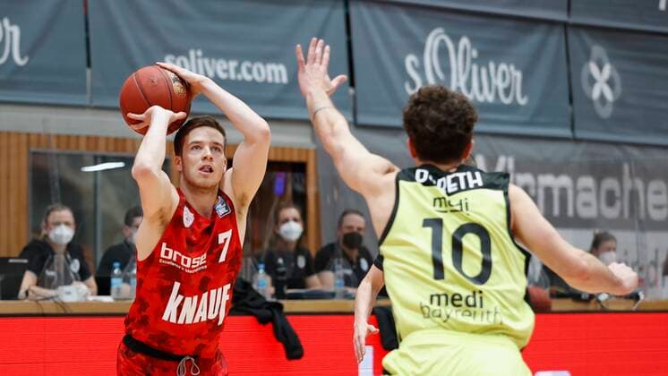 15 03 2021, Basketball, BBL 2020 2021, 23 matchday, s Oliver Wuerzburg medi bayreuth, GER, Wuerzburg, s Oliver Arena, picture f li Nils Hassfurther s Oliver Wuerzburg und Bastian Doreth medi bayreuth Copyright: HMBxMedia xHeikoxBecker