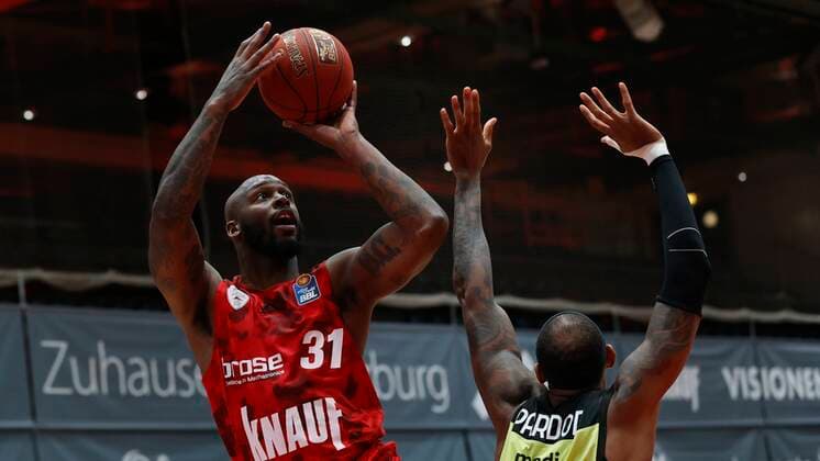 15 03 2021, Basketball, BBL 2020 2021, 23 Matchday, s Oliver Wuerzburg medi bayreuth, GER, Wuerzburg, s Oliver Arena, Picture f li Murphy Holloway s Oliver Wuerzburg and Dererk Pardon medi bayreuth. Copyright: HMBxMedia xHeikoxBecker