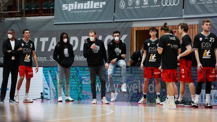 15 03 2021, Basketball, BBL 2020 2021, 23 Spieltag, s Oliver Wuerzburg medi bayreuth, GER, Wuerzburg, s Oliver Arena, Bild v li Assistant Coach Liam Flynn s Oliver Wuerzburg , Tyson Ward s Oliver Wuerzburg , Robert Lowery s Oliver Wuerzburg , Felix Hoffmann s Oliver Wuerzburg , Brekkott Chapman s Oliver Wuerzburg , Julius Boehmer s Oliver Wuerzburg , Julian Albus s Oliver Wuerzburg , Florian Koch s Oliver Wuerzburg and Jonas Weitzel s Oliver Wuerzburg Copyright: HMBxMedia xHeikoxBecker