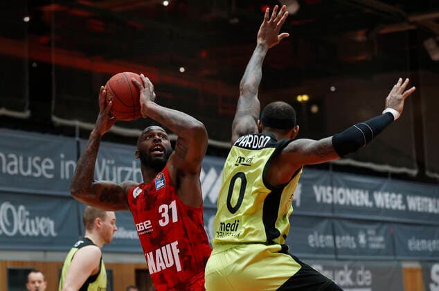 15 03 2021, Basketball, BBL 2020 2021, 23 Matchday, s Oliver Wuerzburg medi bayreuth, GER, Wuerzburg, s Oliver Arena, Picture f li Murphy Holloway s Oliver Wuerzburg and Dererk Pardon medi bayreuth. Copyright: HMBxMedia xHeikoxBecker