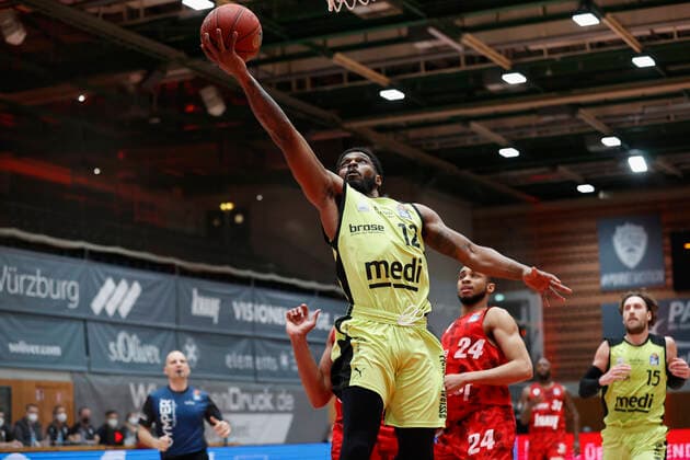 15 03 2021, Basketball, BBL 2020 2021, 23 matchday, s Oliver Wuerzburg medi bayreuth, GER, Wuerzburg, s Oliver Arena, picture from left Jones Lazeric medi bayreuth , Alex King s Oliver Wuerzburg und Cameron Hunt s Oliver Wuerzburg Copyright: HMBxMedia xHeikoxBecker