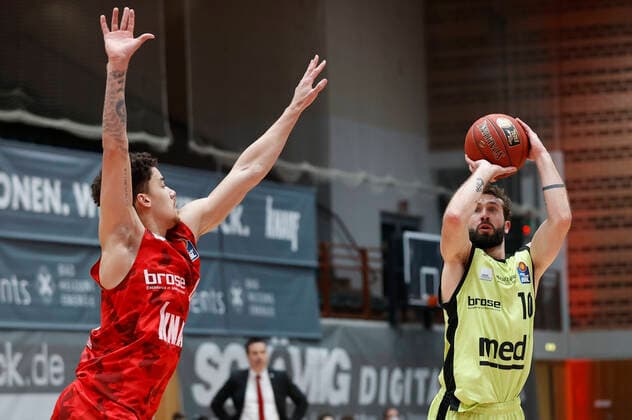15 03 2021, Basketball, BBL 2020 2021, 23 matchday, s Oliver Wuerzburg medi bayreuth, GER, Wuerzburg, s Oliver Arena, picture from left Joshua Obiesie s Oliver Wuerzburg and Bastian Doreth medi bayreuth Copyright: HMBxMedia xHeikoxBecker