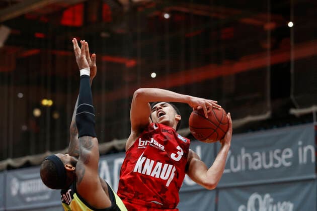 15 03 2021, Basketball, BBL 2020 2021, 23 matchday, s Oliver Wuerzburg medi bayreuth, GER, Wuerzburg, s Oliver Arena, picture from left Dererk Pardon medi bayreuth and Tyson Ward s Oliver Wuerzburg Copyright: HMBxMedia xHeikoxBecker