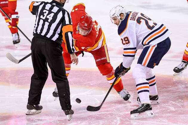 Sport Bilder des Tages CALGARY, AB - MARCH 15: Calgary Flames Center Mikael Backlund (11) and Edmonton Oilers Left Wing Leon Draisaitl (29) take a face-off during the first period of an NHL, Eishockey Herren, USA game where the Calgary Flames hosted the Edmonton Oilers on March 15, 2021, at the Scotiabank Saddledome in Calgary, AB. (Photo by Brett Holmes Icon Sportswire) NHL: MAR 15 Oilers at Flames Icon210315018